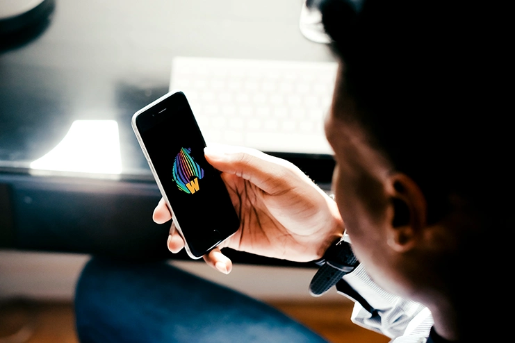 Homme consultant une application de musique designée par Clara Becker à Bordeaux
