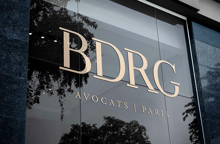 Mise en situation du logo BDRG sur façade réalisée par Clara Becker, conceptrice design UX UI à Bordeaux